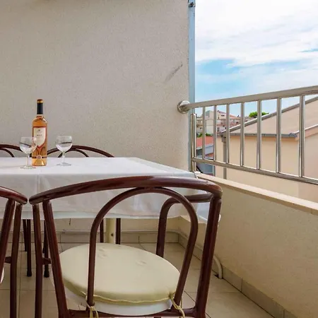 1 Apartment *
